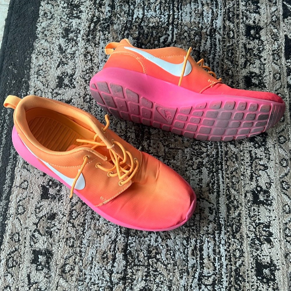 Nike size 9  Roshe Run Print Women's Shoe in Atomic Mango/White-Pink Glow